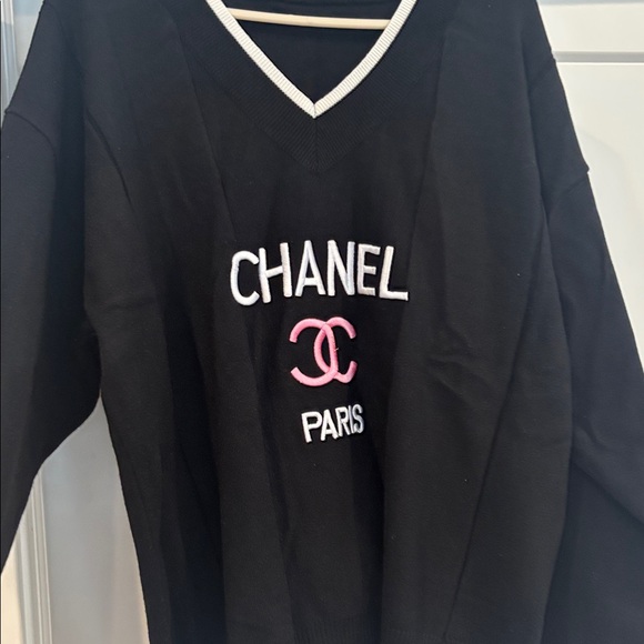 Chanel V-Neck Sweater in Black with Pink Details - Picture 3 of 4